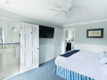 Ropa de cama de alta calidad y caja de seguridad en la habitación . Atlantic Inn