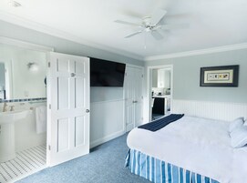 Executive Suite | Premium bedding, in-room safe, desk, laptop workspace