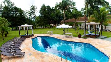 Piscina interna, 2 piscinas externas