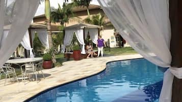 Kolam renang indoor dan 2 kolam renang outdoor