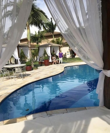 Una piscina techada, 2 piscinas al aire libre