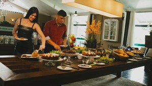 A buffet setup with various dishes and a sign for 'La Verde Hotel' in the background. - La Dolce Villa (Avare)