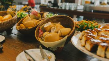 Café da manhã com buffet grátis todos os dias
