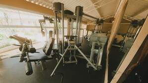 A gym with various exercise equipment, including weight machines and free weights. - La Dolce Villa (Avare)