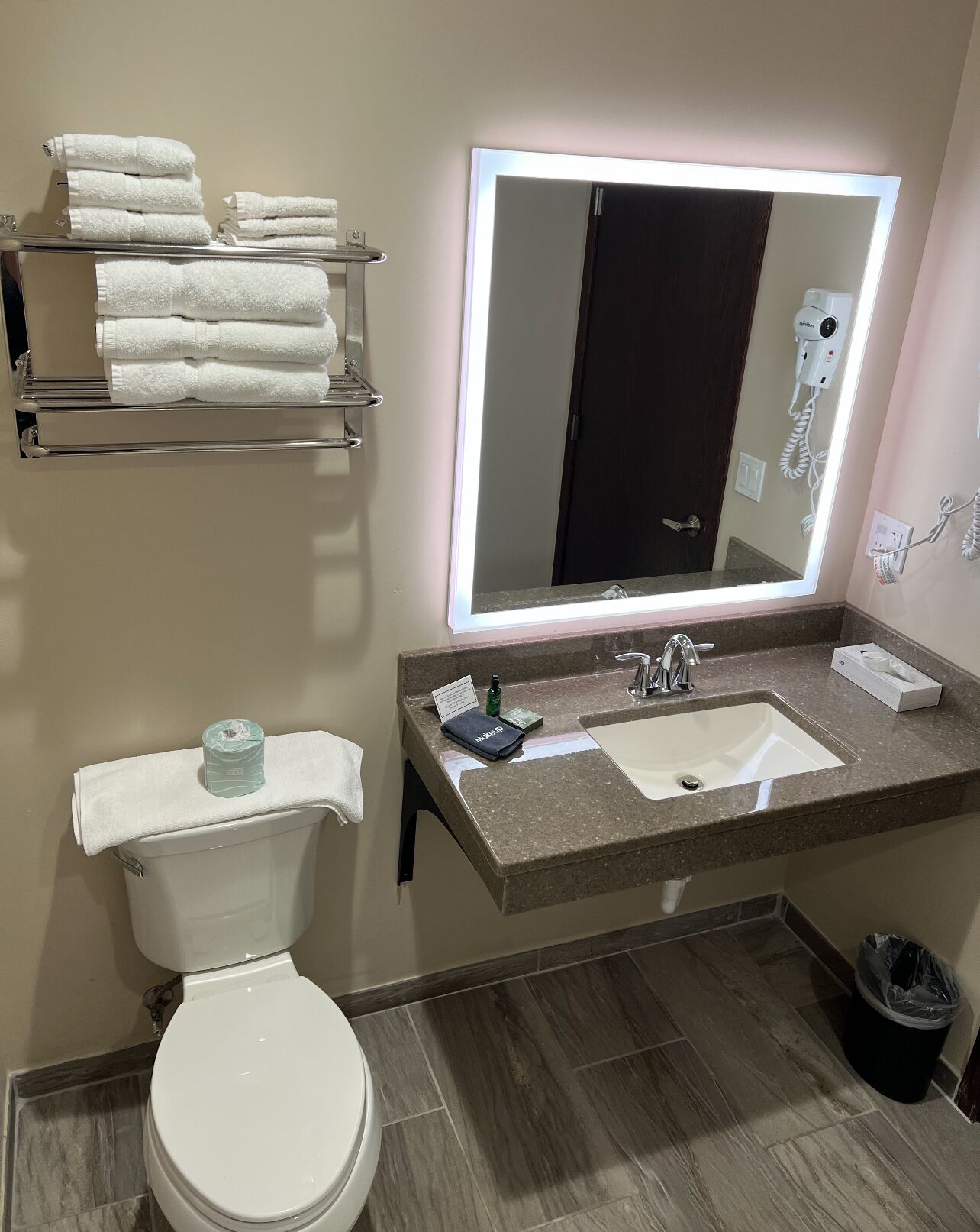 combined shower/bathtub, hair dryer, towels