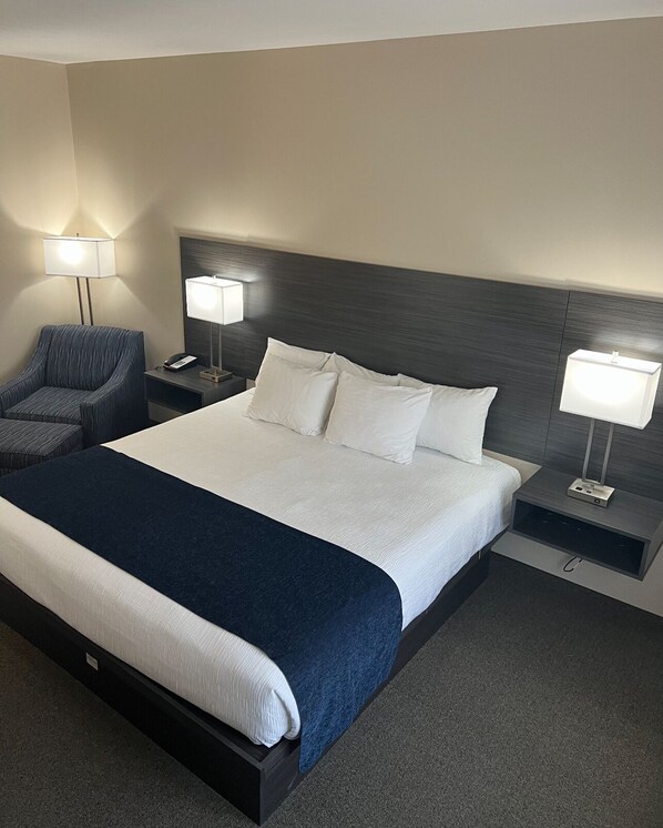 Deluxe Room, 1 King Bed | Individually decorated, individually furnished, desk, laptop workspace