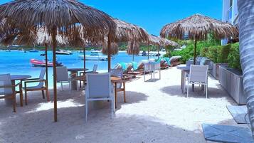 Plage, sable blanc, chaises longues, serviettes de plage