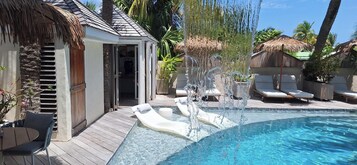 Una piscina al aire libre