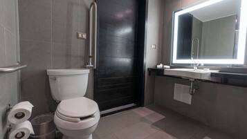 Un baño moderno con inodoro, bidé y lavamanos.