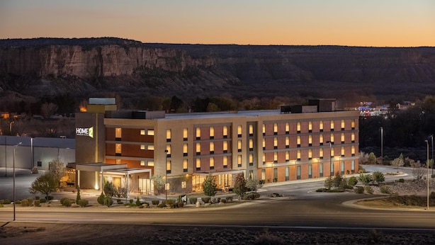 Een hotel met meerdere verdiepingen, in modern design, gelegen nabij een canyon.