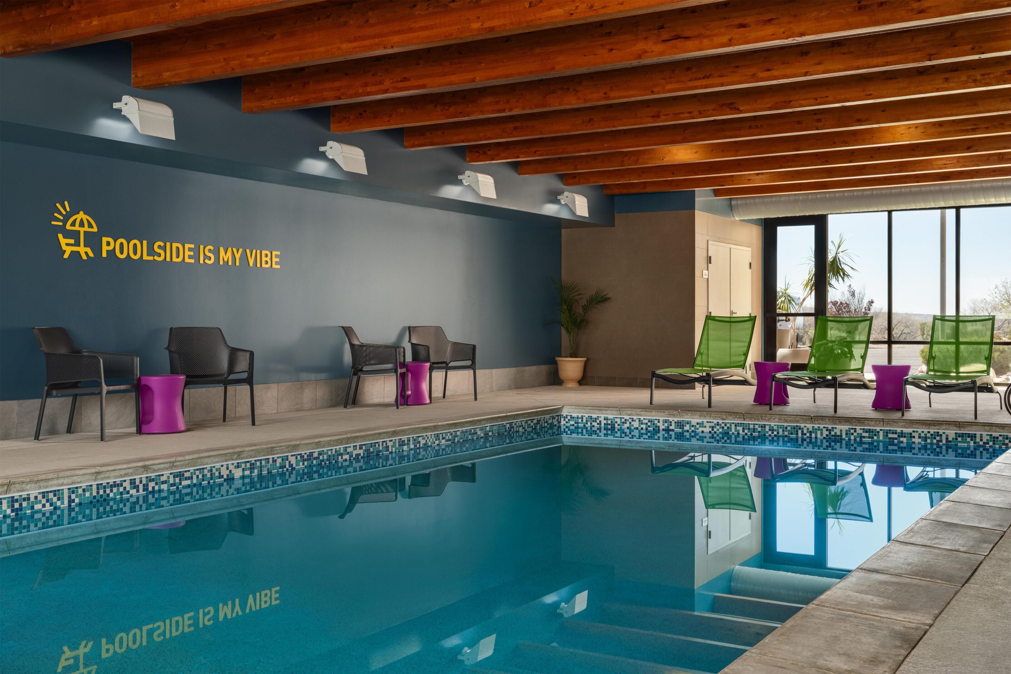 Piscine intérieure, accès possible de 9 h à 23 h, chaises longues