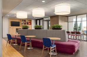 Lobby - Home2 Suites by Hilton Farmington/Bloomfield (Farmington)