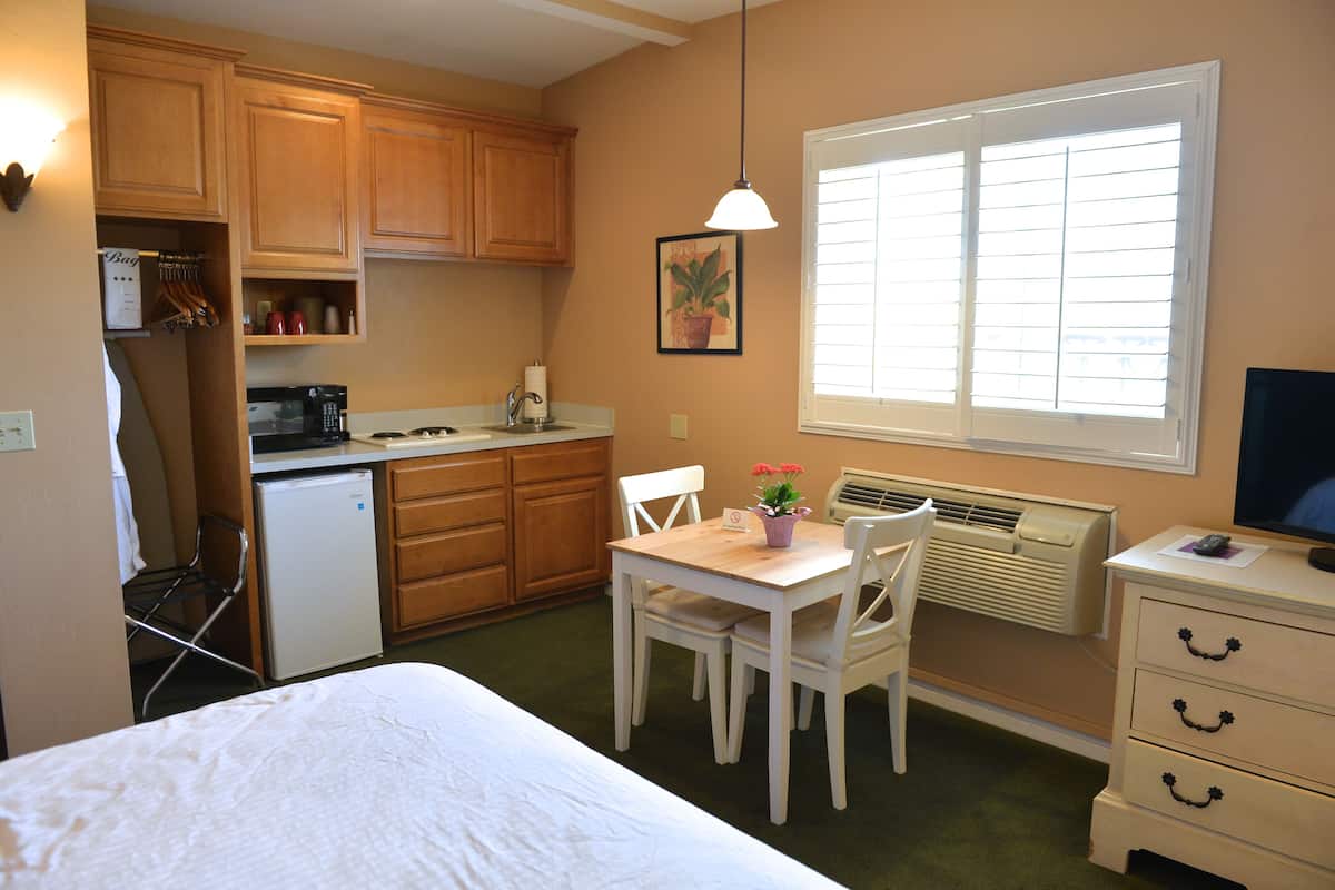 Deluxe Room, 1 Queen Bed, Jetted Tub | Desk, soundproofing, iron/ironing board, free WiFi