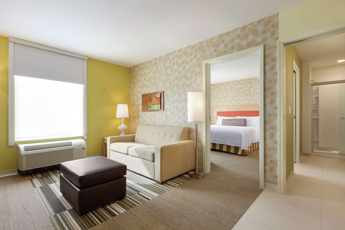 Suite, 1 King Bed, Non Smoking | Living area