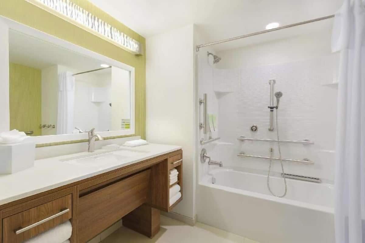 Douche, douche hydromassante, articles de toilette gratuits