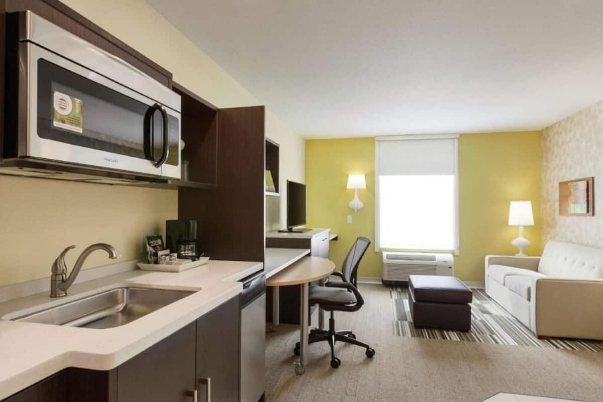 Full-sized fridge, microwave, coffee/tea maker, toaster