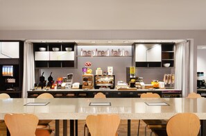 Free daily breakfast  - Home2 Suites by Hilton Canton (Canton)