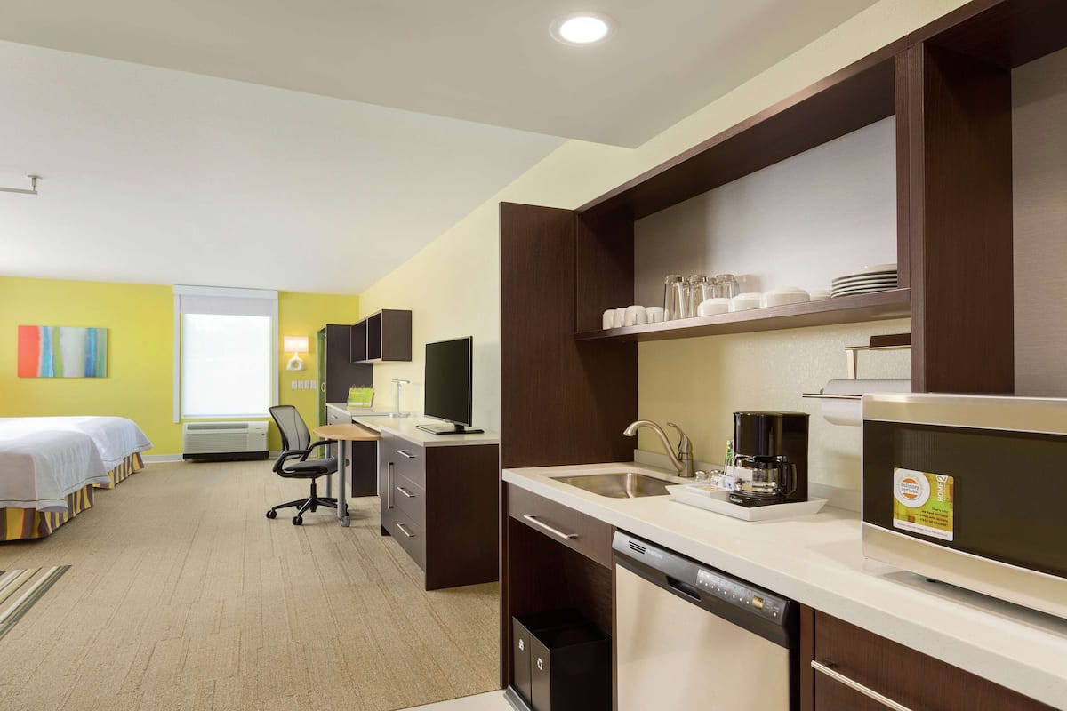 Studio, 2 Queen Beds, Accessible, Bathtub