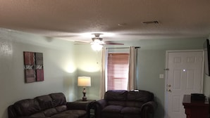 Executive Suite, 1 Bedroom, Kitchen | Living room