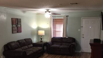 Executive-Suite, 1 Schlafzimmer, Küche | Wohnzimmer | Flachbildfernseher