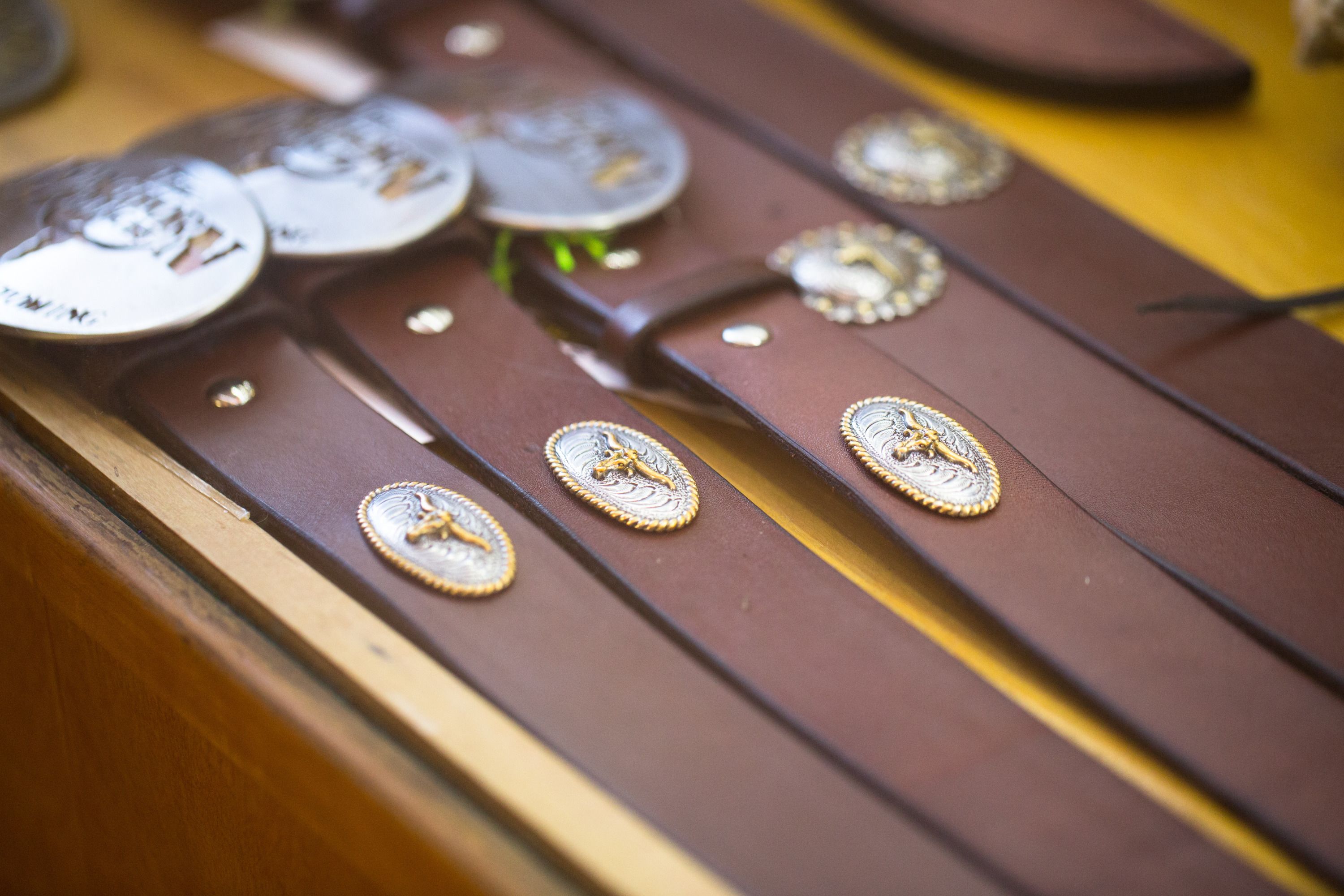Primer plano de un objeto de madera con detalles decorativos metálicos.