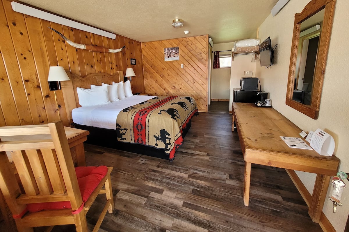 Standard Room, 1 Queen Bed | Down comforters, desk, laptop workspace, free cribs/infant beds