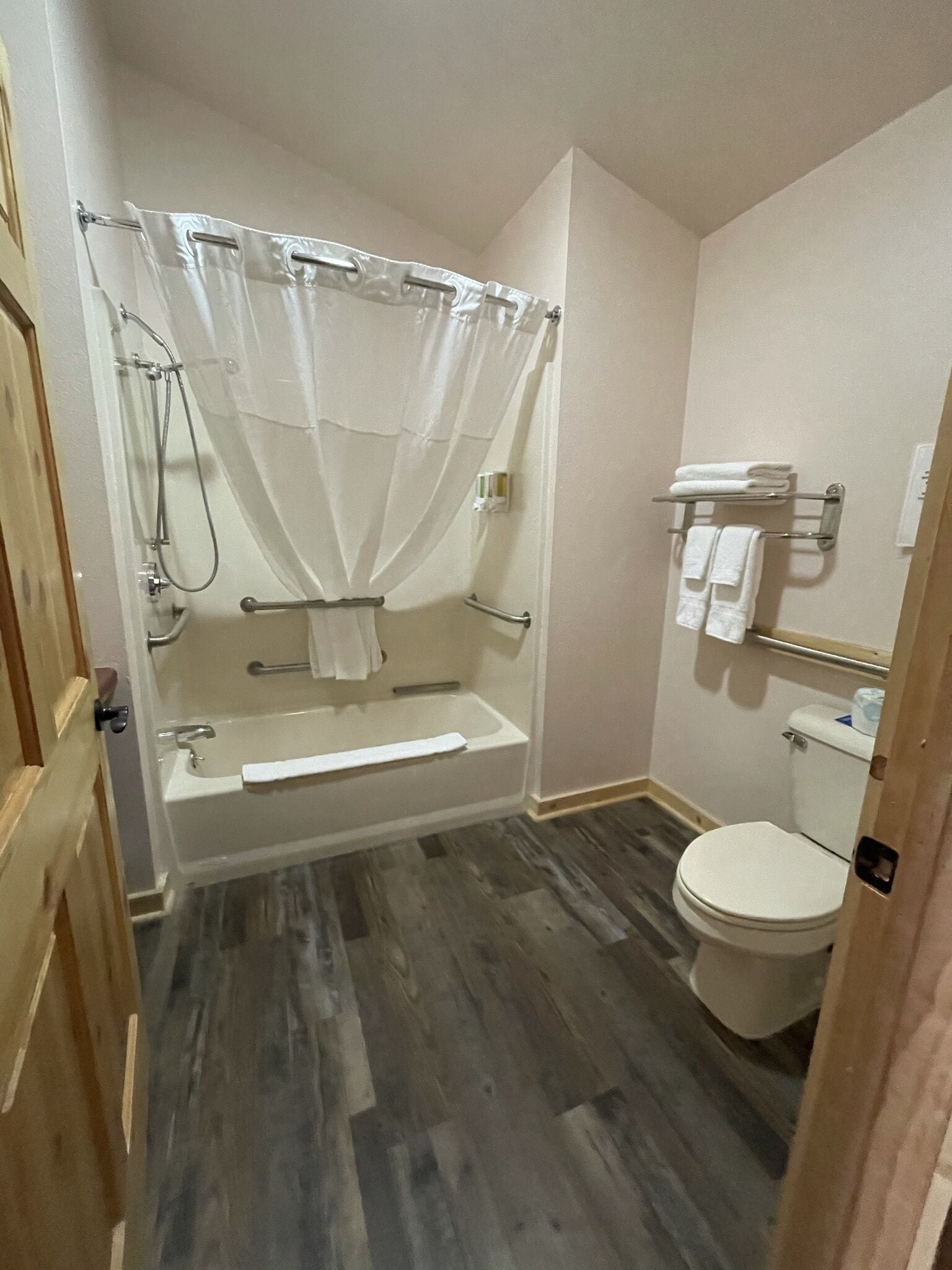 Une salle de bain équipée d’une baignoire, d’une douche, de toilettes et d’un porte-serviettes.