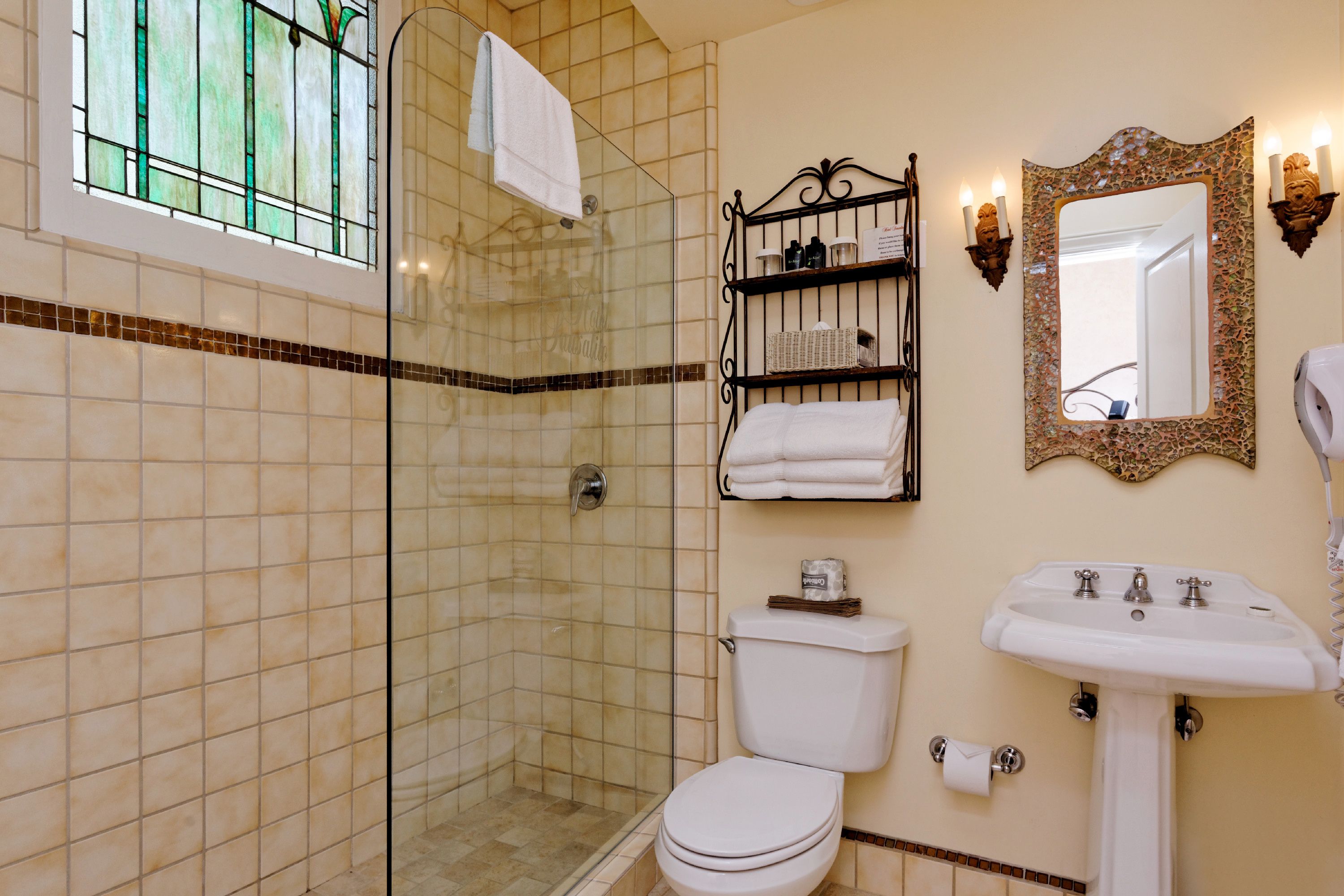 king with park view 208 | bathroom | shower, free toiletries, hair dryer, towels