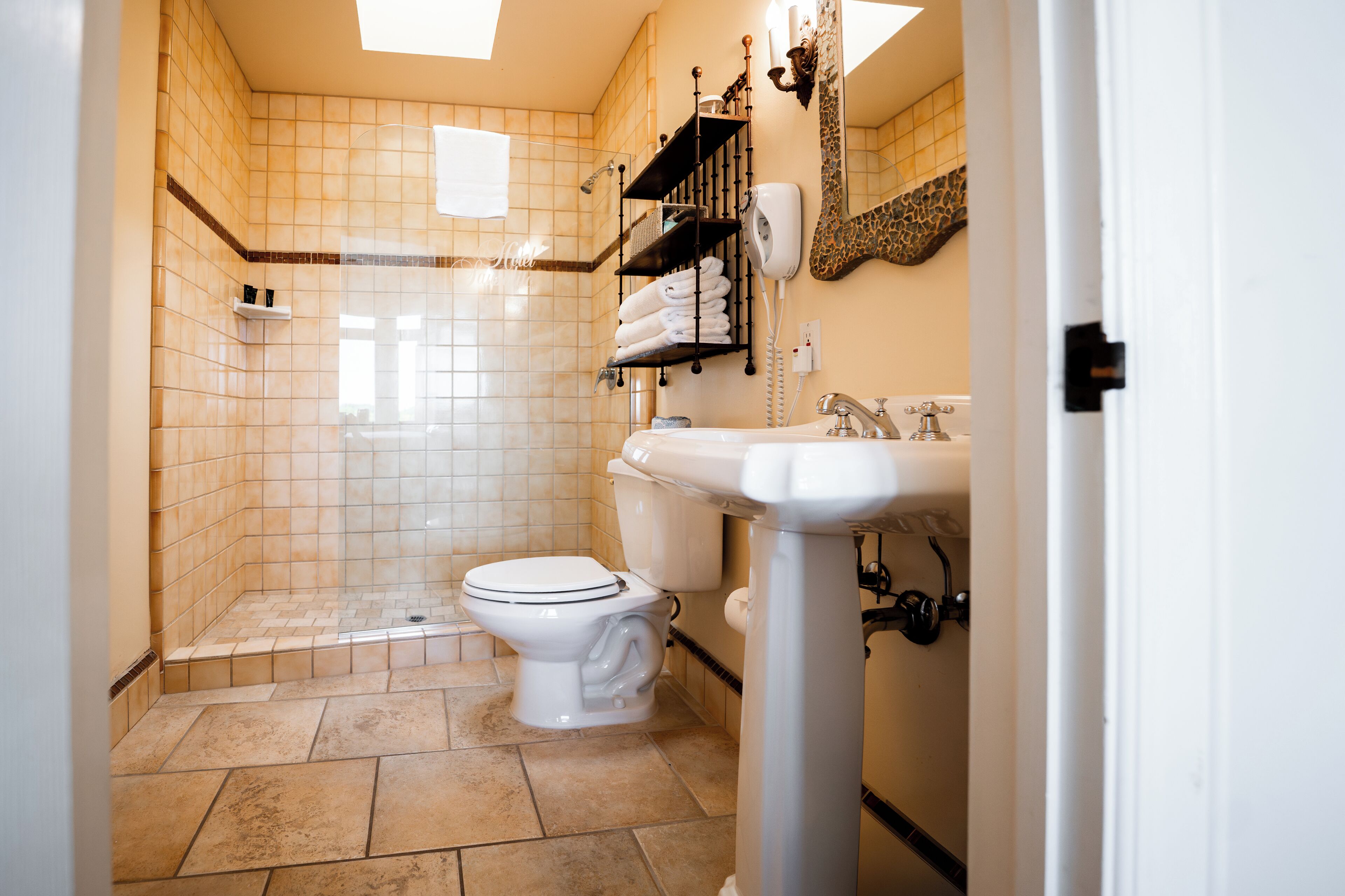 king with park view 212 | bathroom | shower, free toiletries, hair dryer, towels