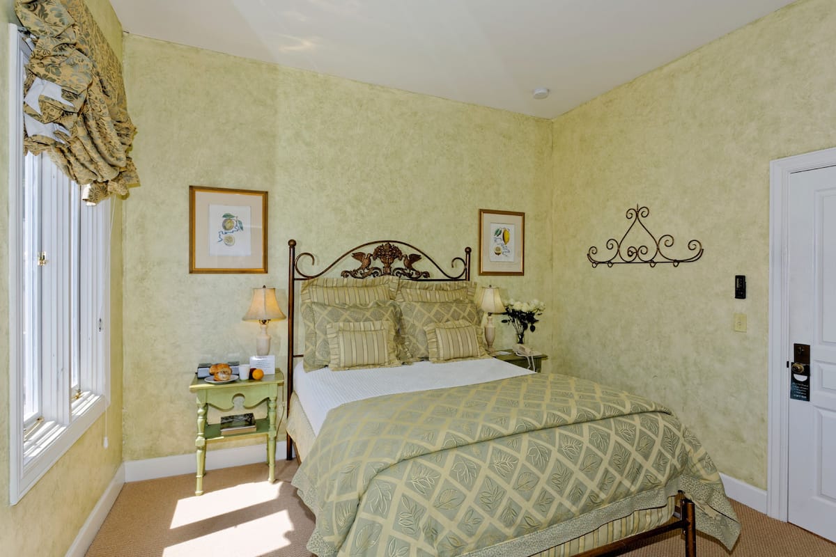 Queen Standard 215 | Free WiFi, bed sheets