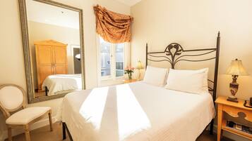 Queen Standard 213 | Free WiFi, bed sheets