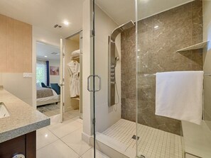 Shower, hydromassage showerhead, free toiletries, hair dryer - Little Paradise Hotel (Palm Springs)