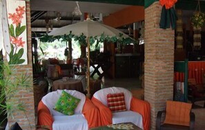Lobby sitting area - Pongsuda Chalet (Sai Yok)