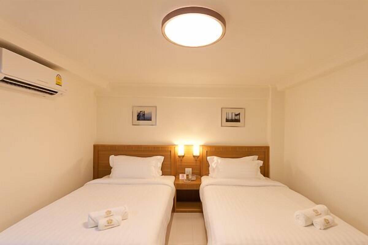 Twin Room | Meja, langsir/tirai gelap terus, Wi-fi percuma
