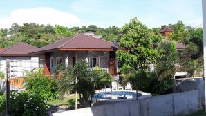 A residential area with houses, a swimming pool, and lush greenery. - Lanta Dream Garden Pool Villa (Ko Lanta)