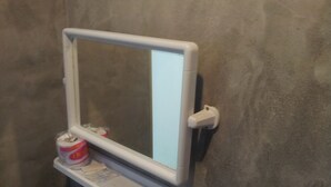 標準雙人房 (Fan) | 浴室 | 淋浴設備、免費梳洗用品、提供毛巾