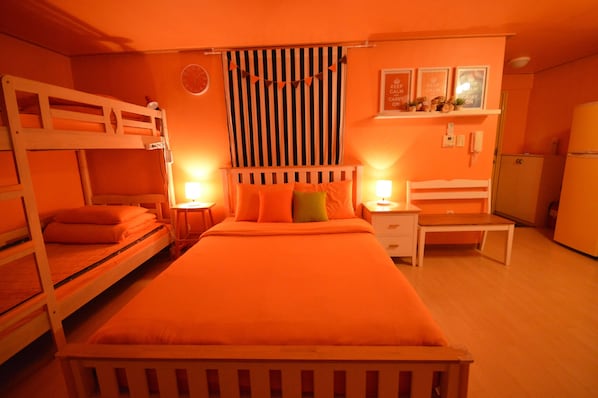 Familienzimmer, Flussblick (for 4 persons) | Schallisolierte Zimmer, kostenloses WLAN