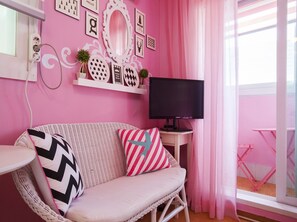 더블룸 | 거실 공간 | 케이블 채널 시청이 가능한 24인치 LED TV, TV