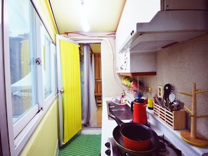 Familienzimmer (for 4 persons) | Eigene Kochnische | Herdplatte, Wasserkocher, Kochgeschirr/Geschirr/Besteck, Esstisch