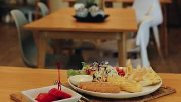 Se sirven desayunos, comidas, cenas y cocina tailandesa