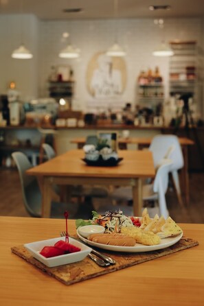 Petit déjeuner, déjeuner et dîner servis sur place, plats Cuisine thaï