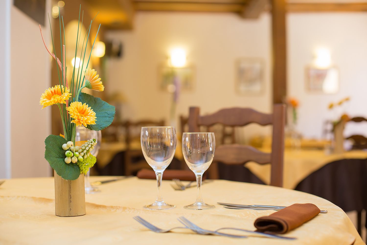 Déjeuner et dîner servis sur place, spécialités Cuisine française