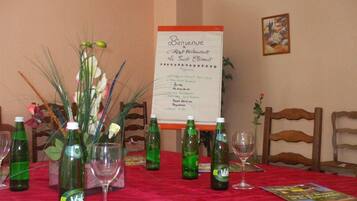 Déjeuner et dîner servis sur place, spécialités Cuisine française