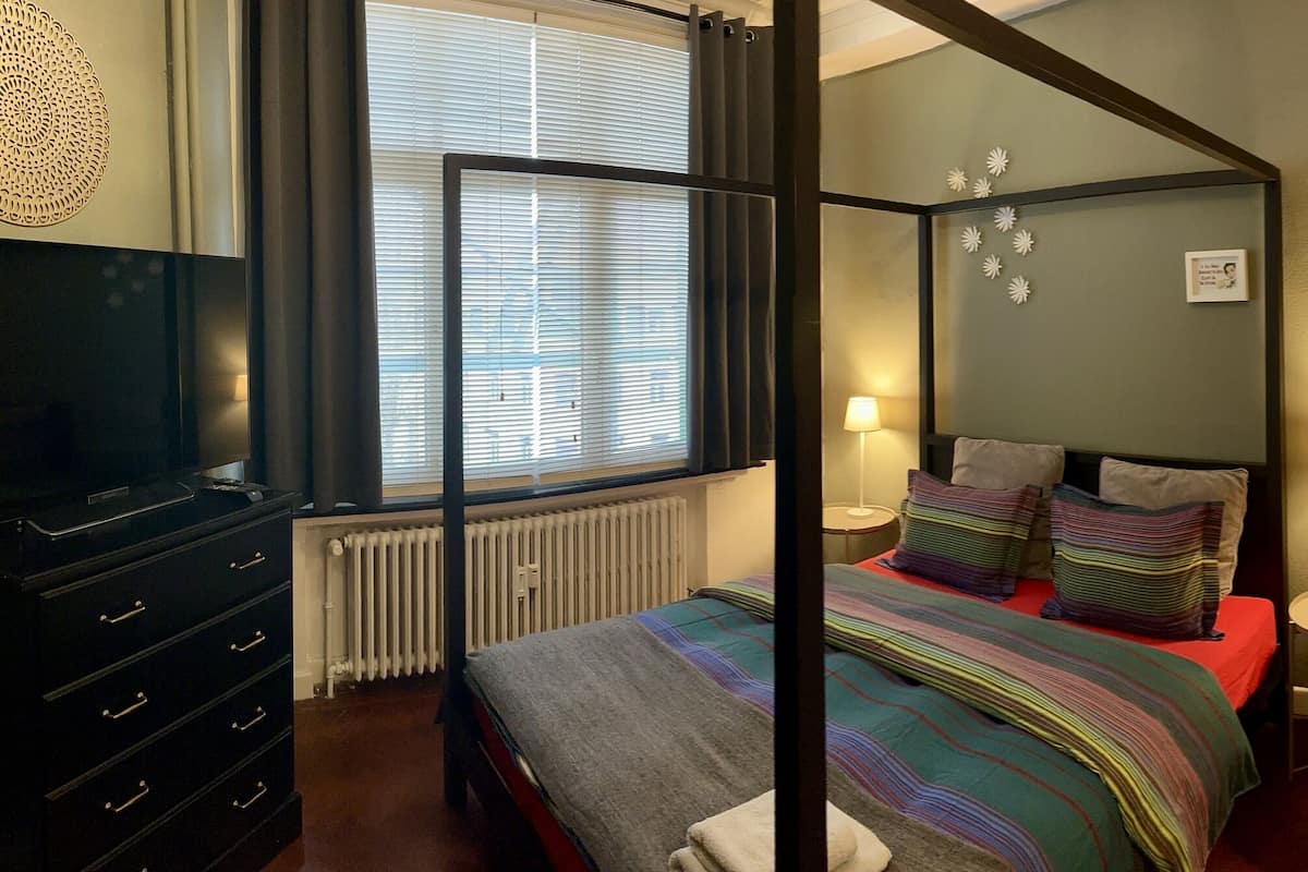 Comfort-dobbeltværelse - privat badeværelse | Premium-sengetøj, dundyner, pengeskab på værelset, strygejern/strygebræt