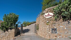 A stone wall entrance with a sign reading "le Verlorne."