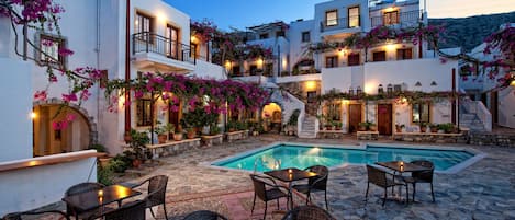 Alberca al aire libre por temporada y sombrillas en la alberca