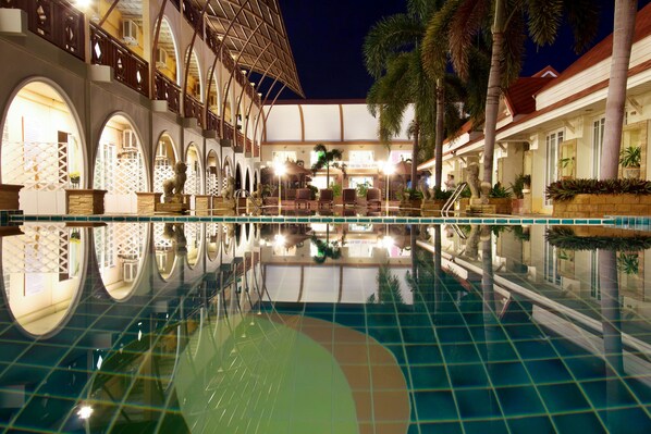 2 outdoor pools - H2 Huahin Residence (Hua Hin)