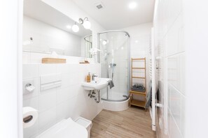 Suihku, ilmaiset hygieniatuotteet, pyyhkeet, saippua