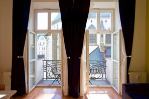 Apartment, 1 Bedroom, Balcony, City View | Living room