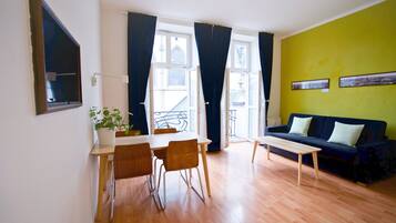 Apartment, 1 Bedroom, Balcony, City View | Living area